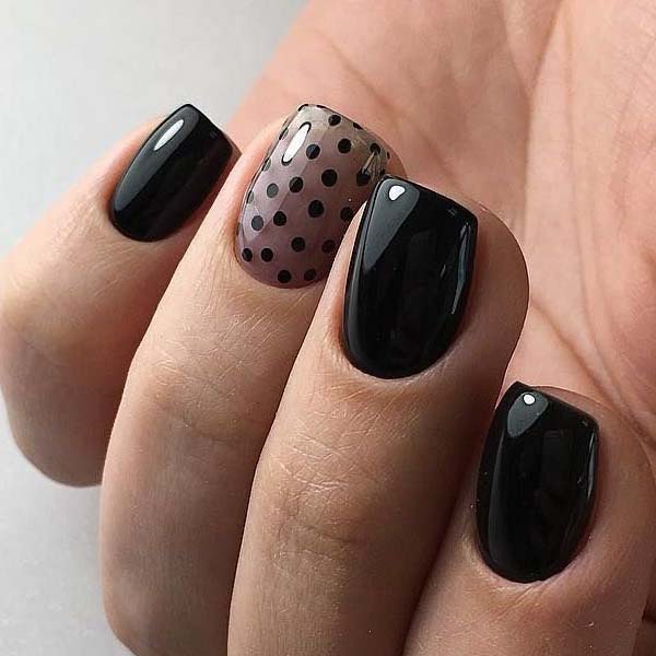 черные короткие ногти с точками - фото